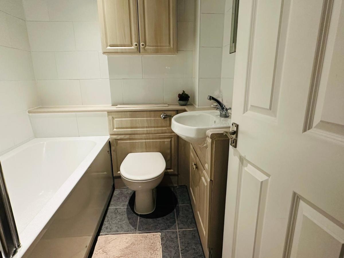 The Wimbledon Haven - Free Parking Appartement Londen Buitenkant foto