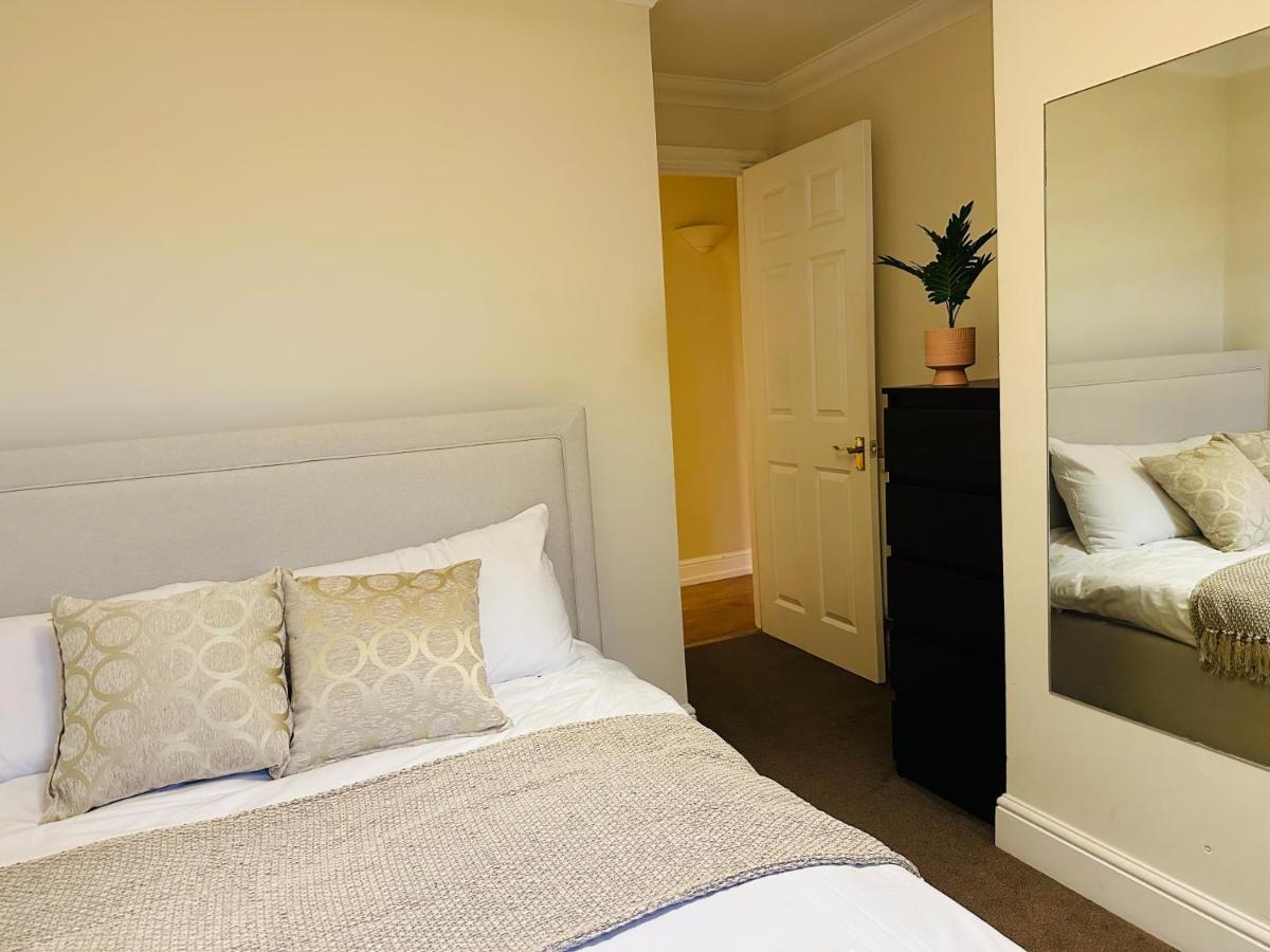The Wimbledon Haven - Free Parking Appartement Londen Buitenkant foto